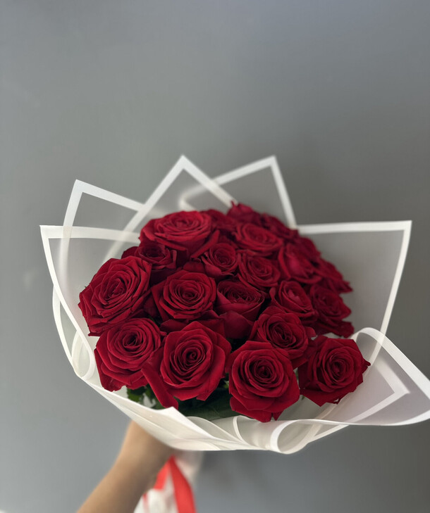 Букет из 21 красной розы, артикул F1449180 - 4400 рублей, доставка по городу. Flawery - доставка цветов