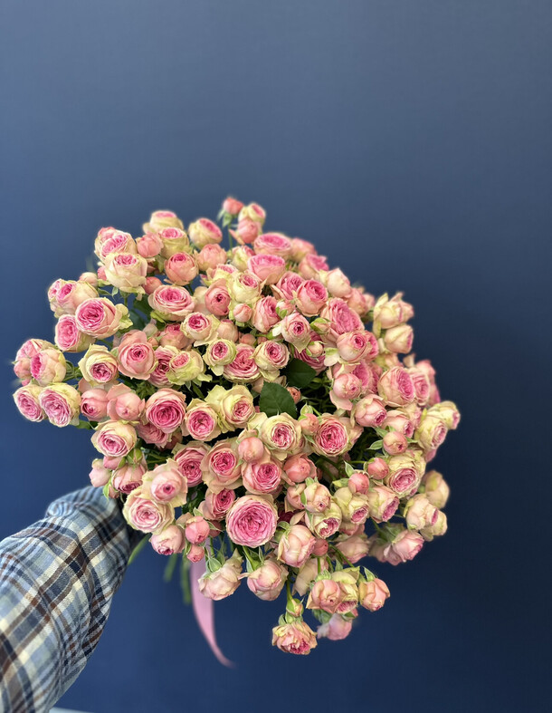 Букет из пионовидной кустовой розы, артикул F1449183 - 4950 рублей, доставка по городу. Flawery - доставка цветов