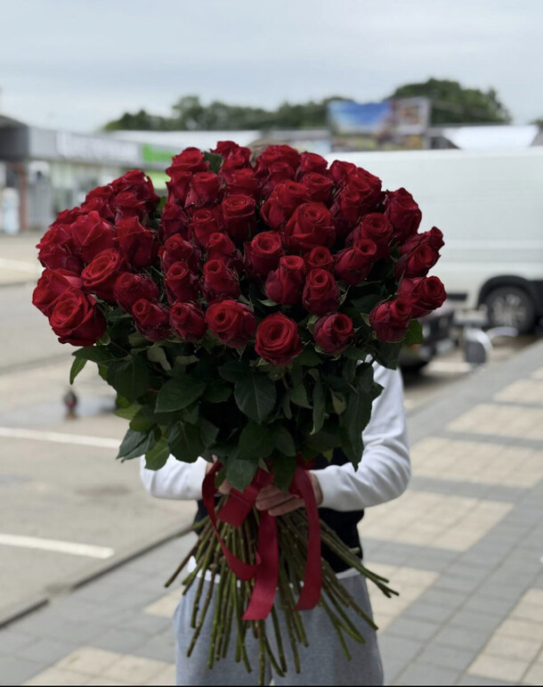 Огромный букет из 51 метровой розы, артикул F1450585 - 22000 рублей, доставка по городу. Flawery - доставка цветов