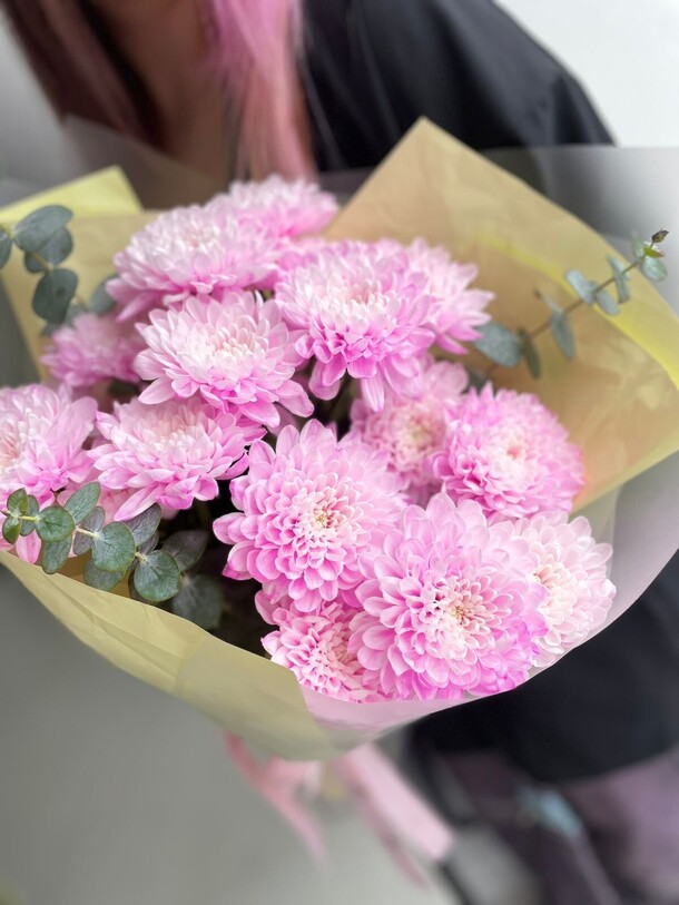Букет из розовых хризантем, артикул F1432548 - 2700 рублей, доставка по городу. Flawery - доставка цветов