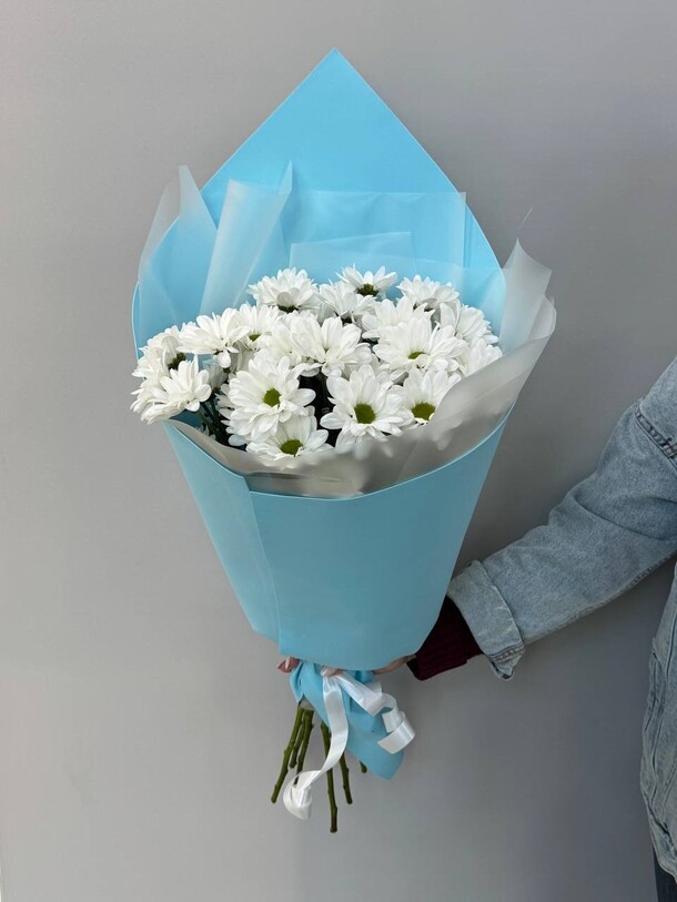 Монобукет из ромашковидных хризантем, артикул F1432608 - 2700 рублей, доставка по городу. Flawery - доставка цветов