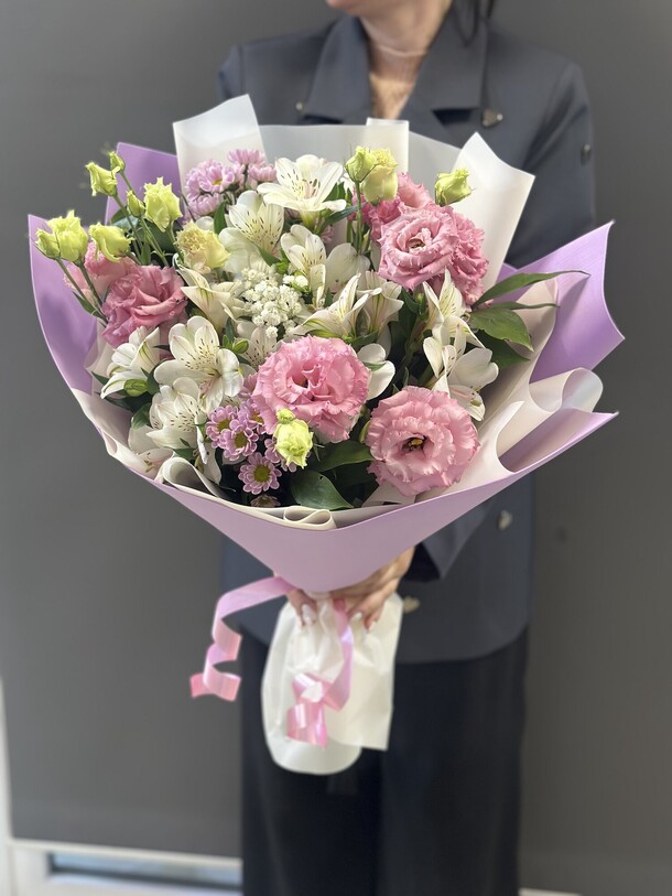 Букет «ассорти», артикул F1432618 - 3500 рублей, доставка по городу. Flawery - доставка цветов