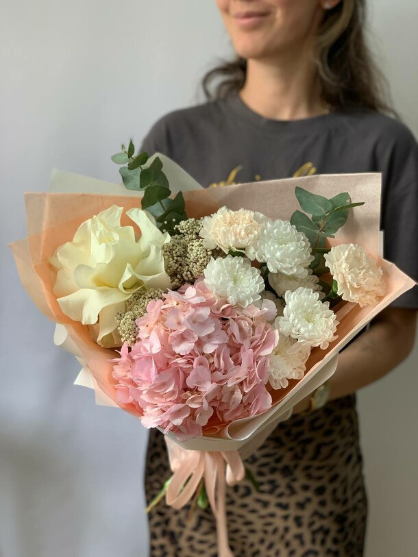 Нежный букет из розовой гортензии и французской розы "топ", артикул F1434022 - 3590 рублей, доставка по городу. Flawery - доставка цветов