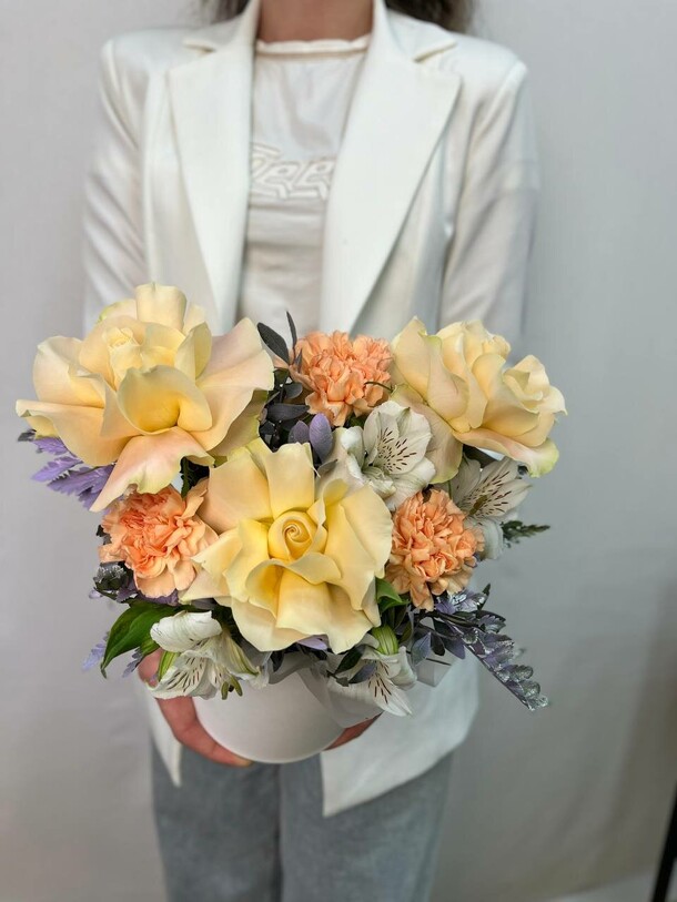 Композиция с французской розой шармант, диантусами и альстромерией, артикул F1435471 - 3400 рублей, доставка по городу. Flawery - доставка цветов