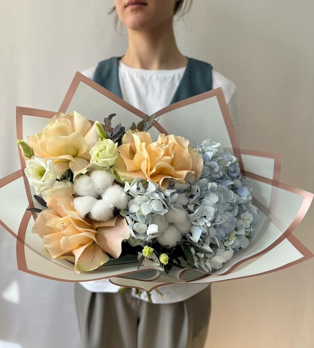 Сборный букет из гортензии, французской розы и эустомы "заказ на море", артикул F1436114 - 3890 рублей, доставка по городу. Flawery - доставка цветов