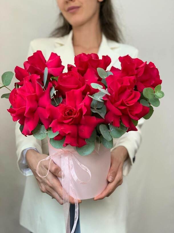 Композиция из 7 французских малиновых роз в шляпной коробке, артикул F1445565 - 4498 рублей, доставка по городу. Flawery - доставка цветов