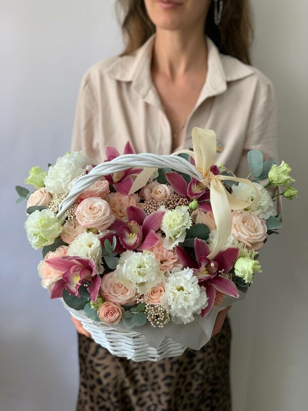 Премиальная корзина с орхидеями цимбидиум в нежной гамме, артикул F1445568 - 9900 рублей, доставка по городу. Flawery - доставка цветов