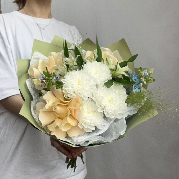 Букет летний из французской розы, незабудок и хризантемы, артикул F1451239 - 3550 рублей, доставка по городу. Flawery - доставка цветов