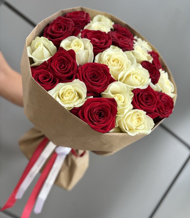 25 роз, артикул F1436554 - 8350 рублей, доставка по городу. Flawery - доставка цветов