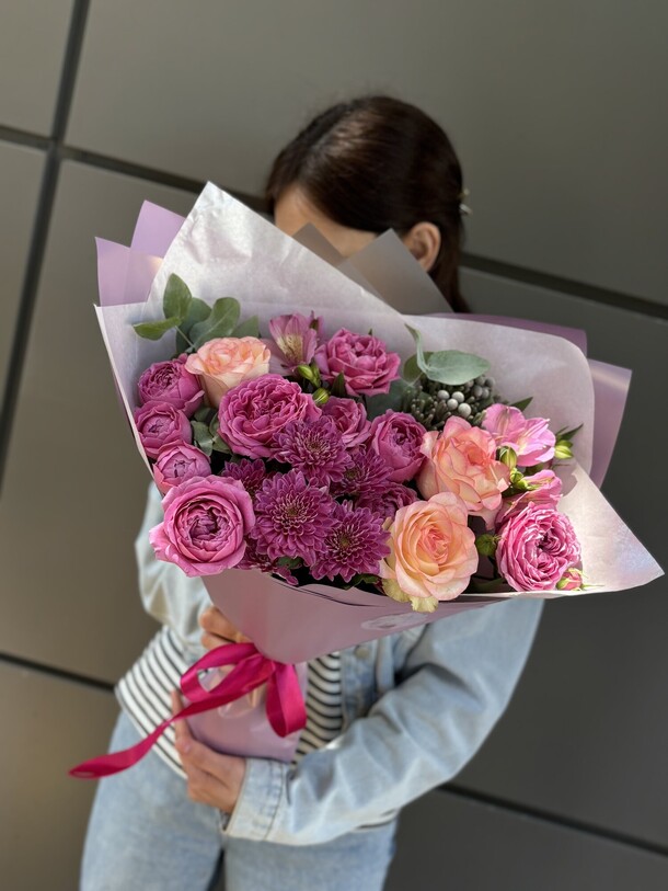 Малиновые розы, хризантемы, альстромерии, артикул F1436583 - 4200 рублей, доставка по городу. Flawery - доставка цветов