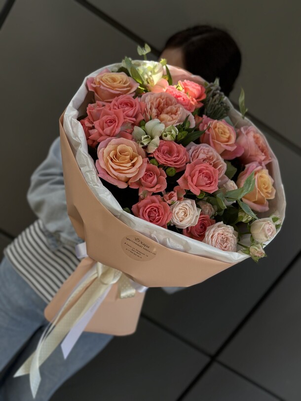 Персиковые розы и эвкалипт, артикул F1436620 - 5800 рублей, доставка по городу. Flawery - доставка цветов