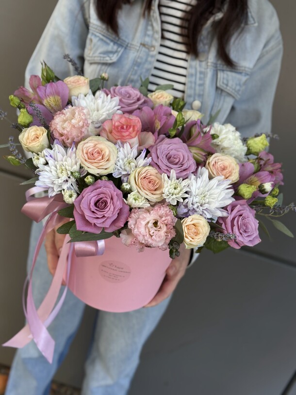 Композиция с розами, лавандой, альстромерией, артикул F1436626 - 3900 рублей, доставка по городу. Flawery - доставка цветов