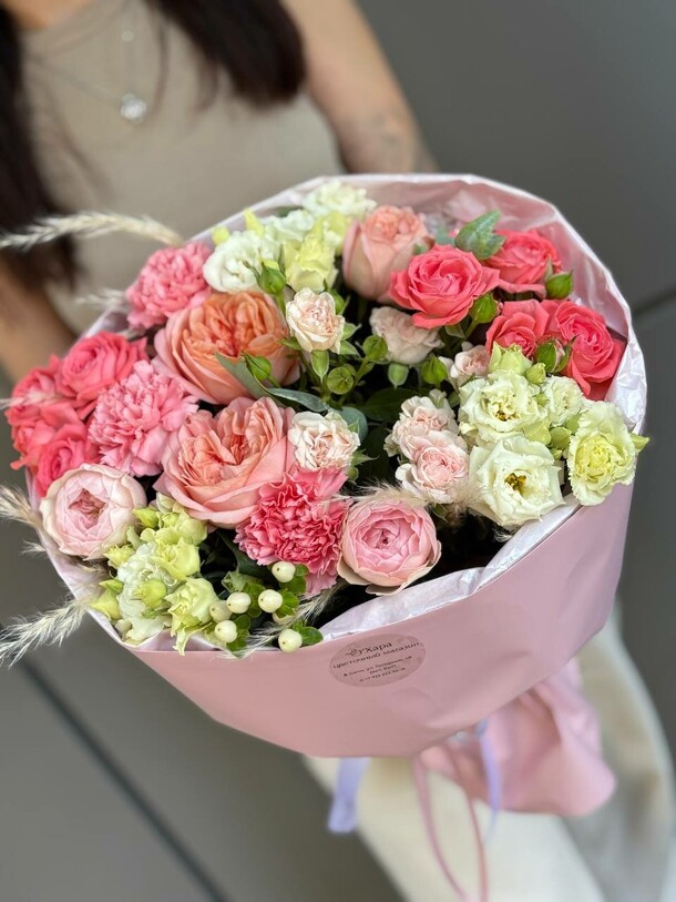 Пионовидные розы, эустома, диантусы, артикул F1443509 - 5800 рублей, доставка по городу. Flawery - доставка цветов