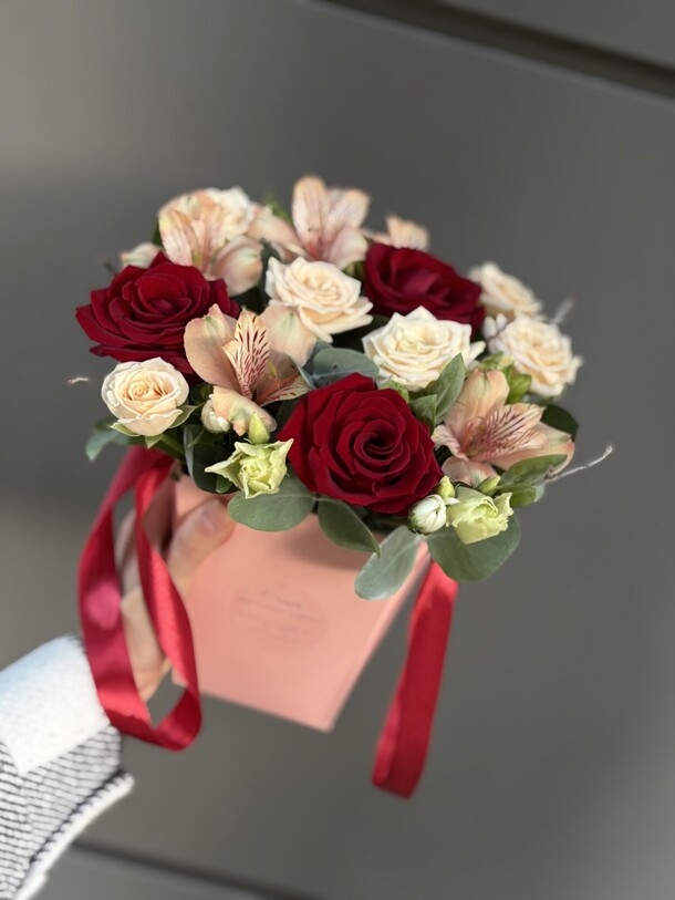 Цветы в коробочке, артикул F1443516 - 2200 рублей, доставка по городу. Flawery - доставка цветов