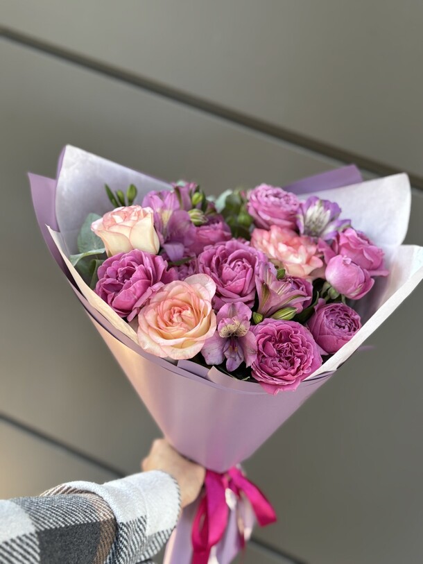 Малиновый букет, артикул F1443537 - 3400 рублей, доставка по городу. Flawery - доставка цветов