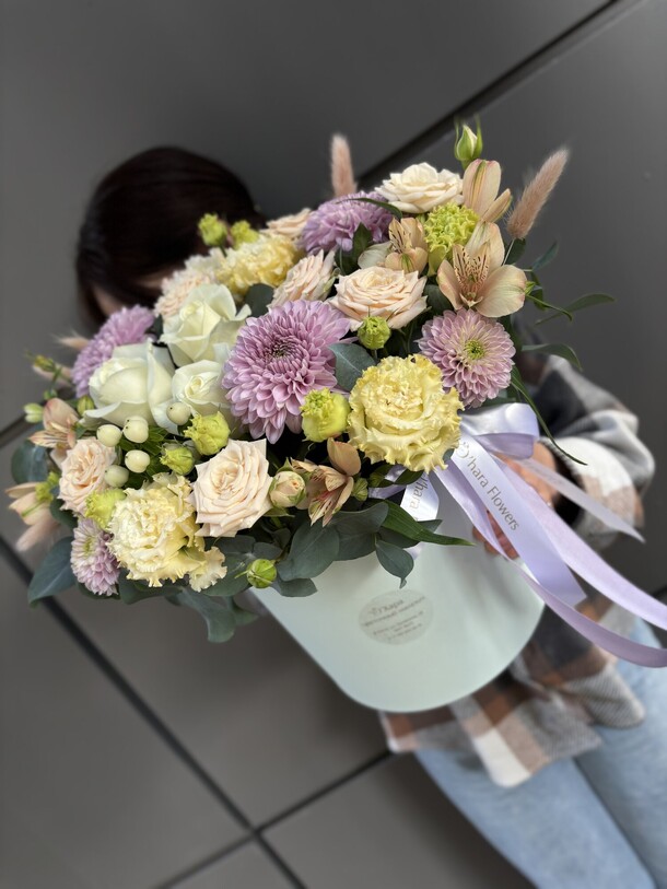 Композиция с цветами, артикул F1443822 - 4600 рублей, доставка по городу. Flawery - доставка цветов