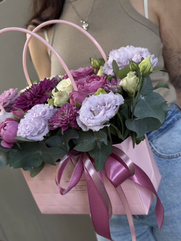 Сумочка с цветами, артикул F1444446 - 3000 рублей, доставка по городу. Flawery - доставка цветов