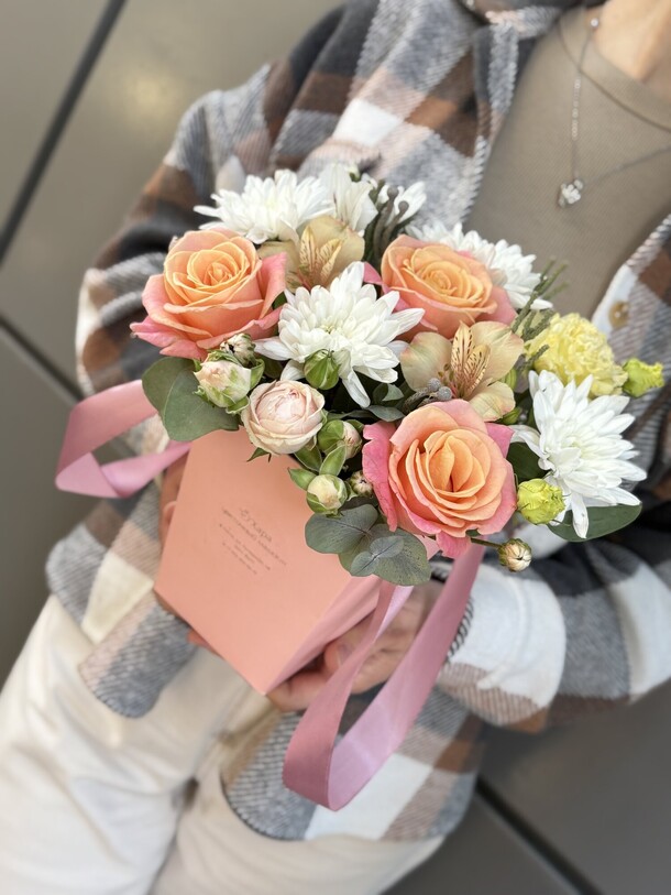 Цветы в коробочке, артикул F1444477 - 1950 рублей, доставка по городу. Flawery - доставка цветов