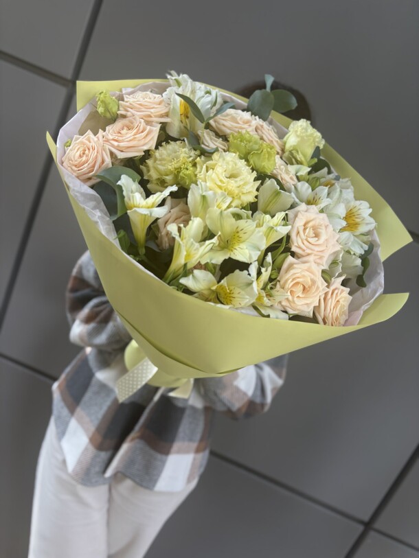 Альстромерии, кустовые розы, эустома, артикул F1445839 - 2800 рублей, доставка по городу. Flawery - доставка цветов