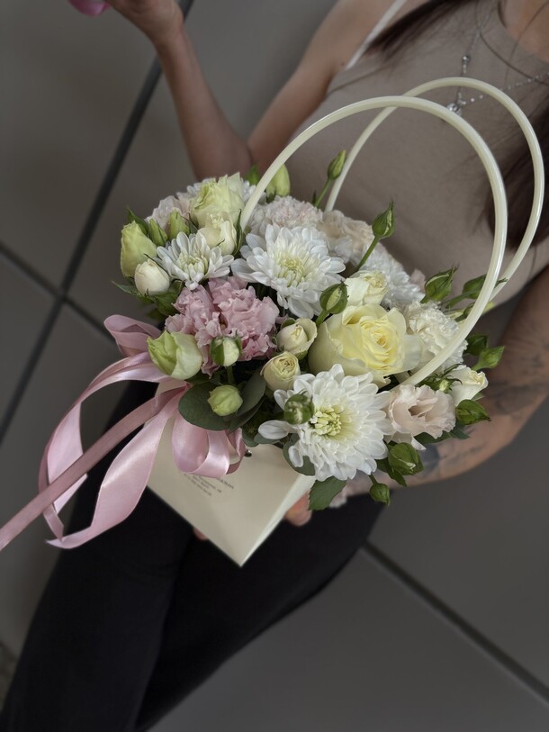 Цветы в сумочке, артикул F1448654 - 2100 рублей, доставка по городу. Flawery - доставка цветов