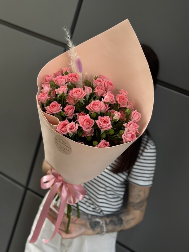 Монобукет из коралловых кустовых роз, артикул F1451939 - 4000 рублей, доставка по городу. Flawery - доставка цветов