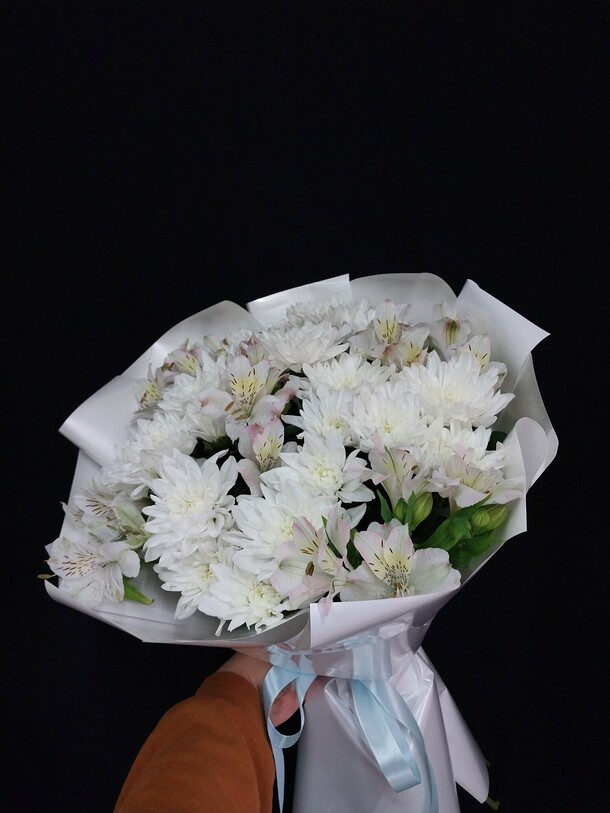 Стойкий будет для любимых, артикул F1437310 - 5372 рублей, доставка по городу. Flawery - доставка цветов