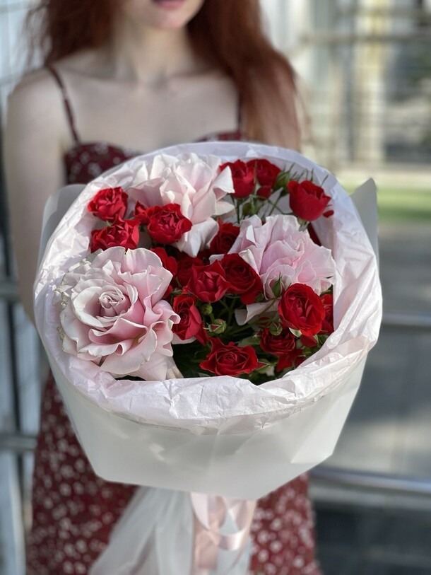 Яркий букет с розами, артикул F1437241 - 4190 рублей, доставка по городу. Flawery - доставка цветов