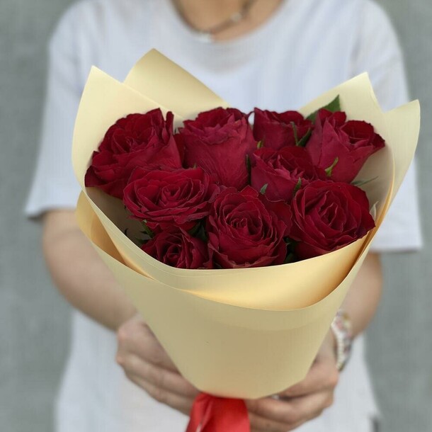 Красная кенийская роза 9, артикул F1437402 - 3500 рублей, доставка по городу. Flawery - доставка цветов