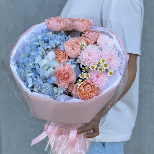 Букет с гортензией и кустовыми розами, артикул F1437415 - 4390 рублей, доставка по городу. Flawery - доставка цветов