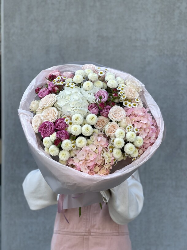 Букет - гигант с гортензиями, артикул F1444012 - 14090 рублей, доставка по городу. Flawery - доставка цветов