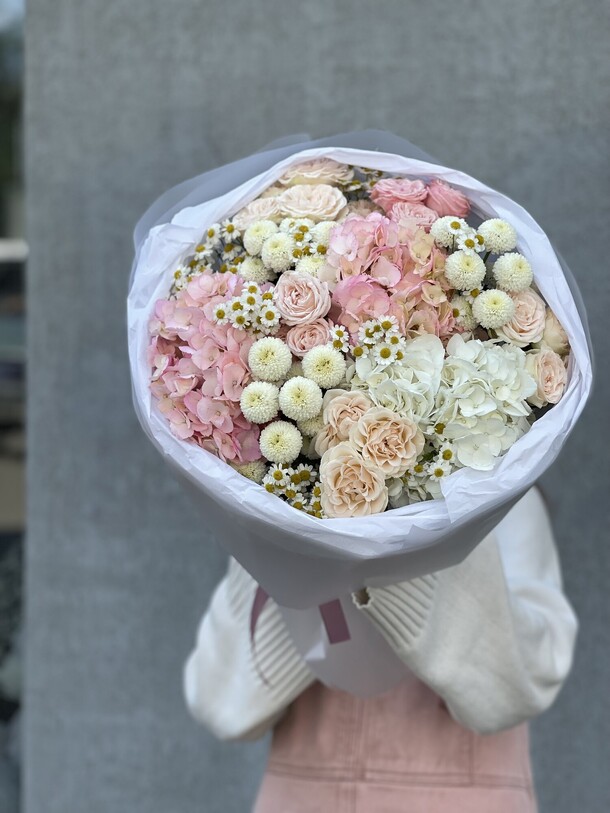 Букет с гортензиями и хризантемами, артикул F1444020 - 10390 рублей, доставка по городу. Flawery - доставка цветов