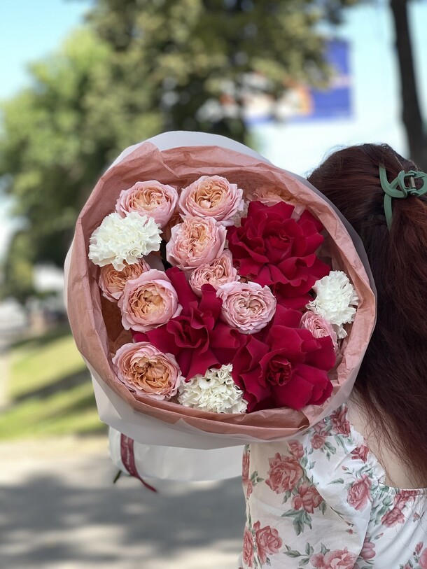 Яркий букет с розами и гвоздиками, артикул F1445261 - 5900 рублей, доставка по городу. Flawery - доставка цветов