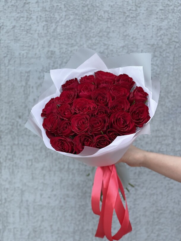25 красных кенийских роз, артикул F1446981 - 6600 рублей, доставка по городу. Flawery - доставка цветов