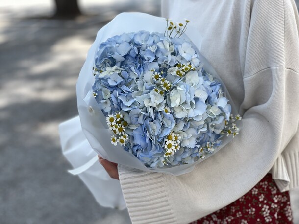 Голубой букет 🩵, артикул F1450901 - 4430 рублей, доставка по городу. Flawery - доставка цветов