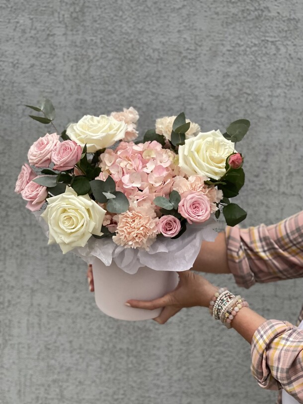 Композиция в шляпной коробке, артикул F1452118 - 7200 рублей, доставка по городу. Flawery - доставка цветов