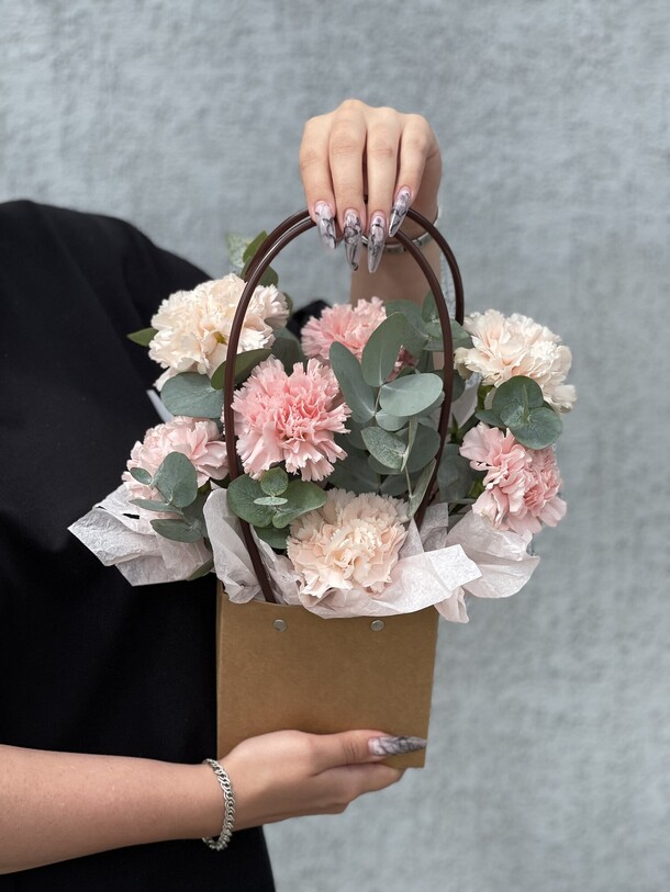 Композиция с диантусами, артикул F1452126 - 3270 рублей, доставка по городу. Flawery - доставка цветов