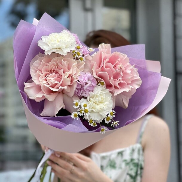 Букет с розами, артикул F1453634 - 2590 рублей, доставка по городу. Flawery - доставка цветов