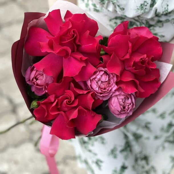 Яркий букет с розами, артикул F1453641 - 3590 рублей, доставка по городу. Flawery - доставка цветов