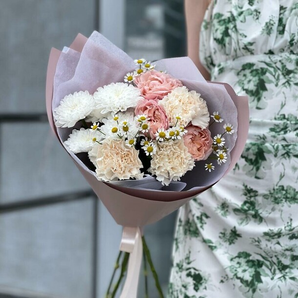 Букет с хризантемой и гвоздиками, артикул F1453643 - 2890 рублей, доставка по городу. Flawery - доставка цветов