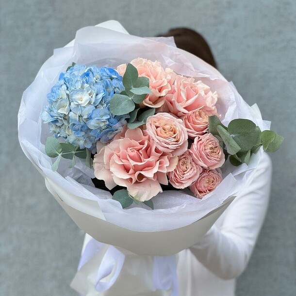 Шикарный букет с гортензией и розами ️‍🔥, артикул F1461055 - 5140 рублей, доставка по городу. Flawery - доставка цветов