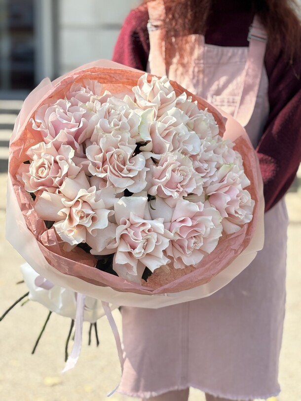 Монобукет с вывернутыми розами 🩷 15, артикул F1467892 - 9400 рублей, доставка по городу. Flawery - доставка цветов