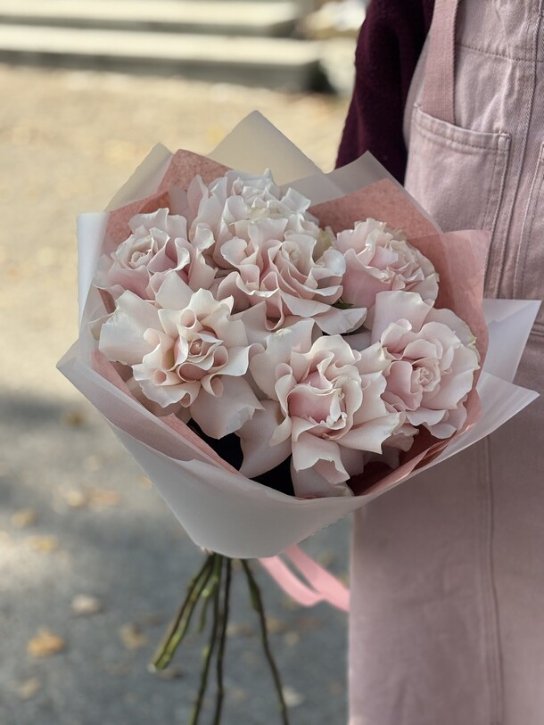 Монобукет с розами 7🩷, артикул F1468037 - 4300 рублей, доставка по городу. Flawery - доставка цветов