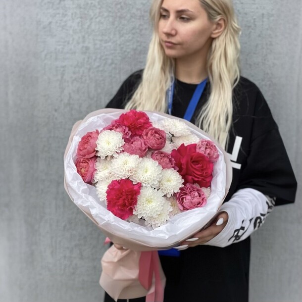 Букет с яркими, артикул F1474444 - 5690 рублей, доставка по городу. Flawery - доставка цветов