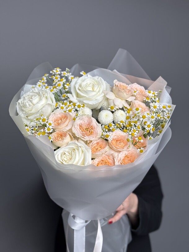 Букет «счастье» с розами и ромашками, артикул F1506115 - 6590 рублей, доставка по городу. Flawery - доставка цветов