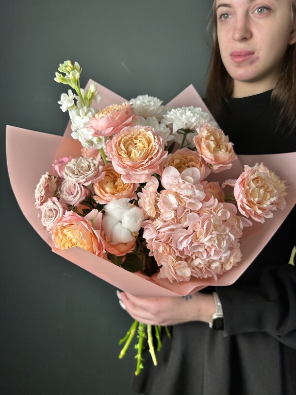 Букет «заря» с пионовилной розой, артикул F1241085 - 5445 рублей, доставка по городу. Flawery - доставка цветов