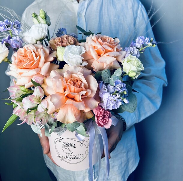 Шляпная коробка с розами, артикул F1324988 - 5200 рублей, доставка по городу. Flawery - доставка цветов