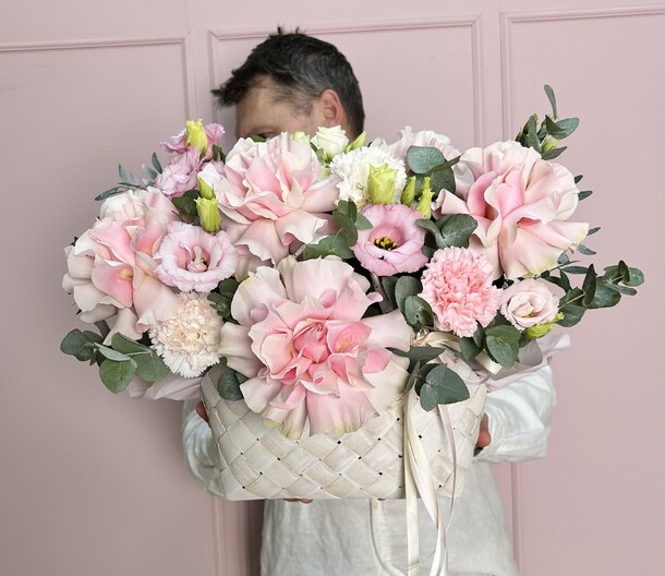 Козина с французскими розами и эустомой, артикул F1405550 - 6900 рублей, доставка по городу. Flawery - доставка цветов