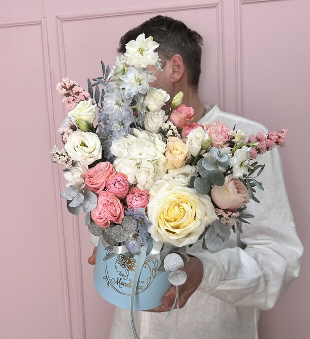 Коробка с розами и дельфиниумом, артикул F1405552 - 4700 рублей, доставка по городу. Flawery - доставка цветов