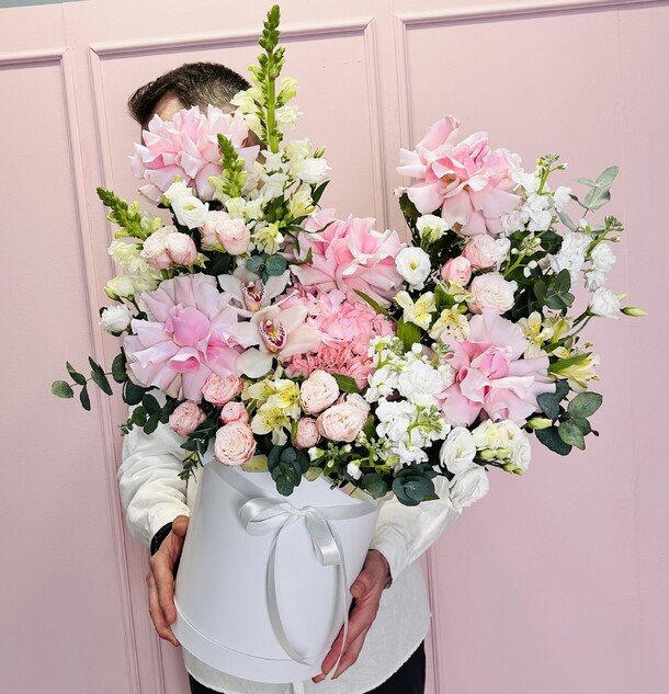 Шляпная коробка l “розовые сны», артикул F1408715 - 16000 рублей, доставка по городу. Flawery - доставка цветов