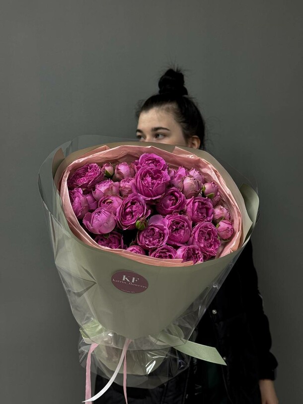 7 кустовых пионовидных роз, артикул F1528585 - 7970 рублей, доставка по городу. Flawery - доставка цветов